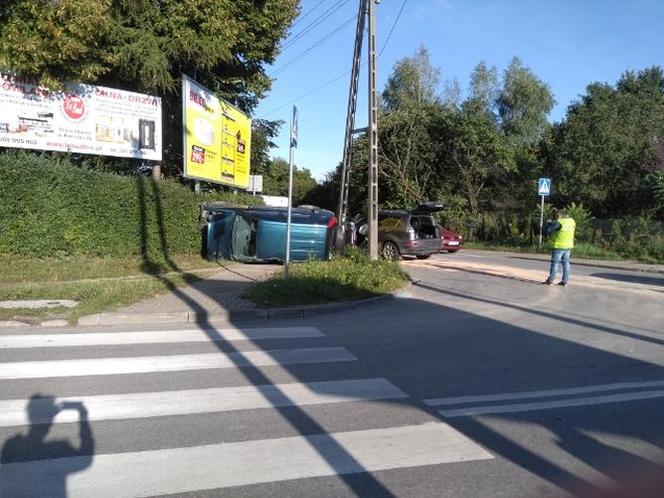 Dachowanie na skrzyżowaniu Moniuszki i Nowowiejskiej! Kierowca zabrany do szpitala