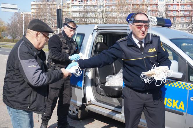 Zakrywanie twarzy OBOWIĄZKOWE! Na Śląsku strażnicy rozdają maski ZA DARMO 