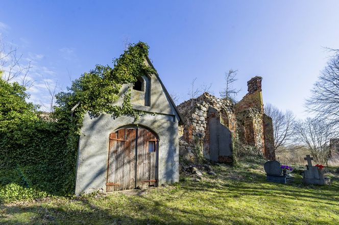 Magiczne miejsce w malutkiej wsi na Warmii i Mazurach. Stoją tam ruiny sprzed 700 lat