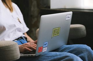AI nie odbiera „jeszcze” ludziom pracy. Wkrótce straci ją, co czwarty pracownik 