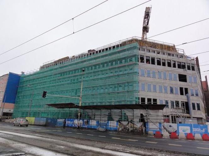 Kompleks biurowy Brama Portowa w Szczecinie. Na inwestycji zawisła wiecha