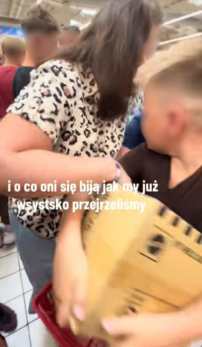 Dantejskie sceny w hipermarkecie Auchan. Klienci wyrywali sobie pudełka z rąk. Jest nagranie