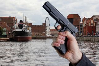 Próbowali go zmusić do wejścia na barkę? Wyjął broń i postrzelił 36-latka. Dantejskie sceny w centrum Gdańska