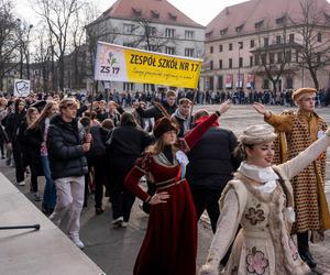 Maturzyści z Zabrza zatańczyli poloneza