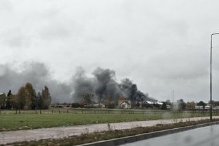 Czarny dym nad Sadowem. Trwa gaszenie dużego pożaru hali 