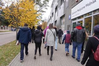 Tłumy na cmentarzu przy ul. Poprzecznej. Olsztynianie odwiedzają groby bliskich [ZDJĘCIA]