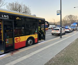 Tragiczne potrącenie w Warszawie. 16-latka została wciągnięta pod autobus. Wstrząsające szczegóły 