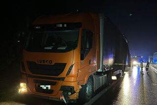 Wypadek pod Toruniem. Znicze wysypały się na drogę