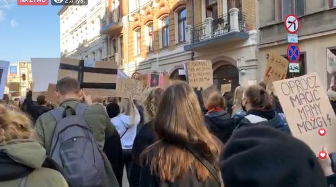Strajk Kobiet w Łodzi: Protestujący idą ulicami miasta