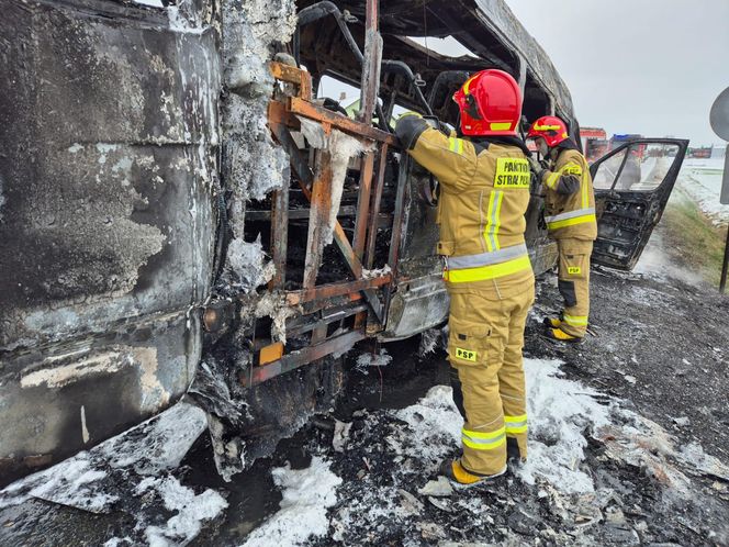 Bus spłonął doszczętnie pod Tarnowem. Podróżowało nim 25 osób