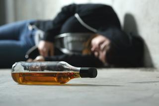 Pijana 15-latka leżała na ziemi pod kurtkami koleżanek! Szokujące sceny w Nowym Wiśniczu