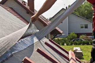 Folia i membrana na dach. Montaż membrany dachowej: przygotowanie podłoża, mocowanie, układanie pokrycia