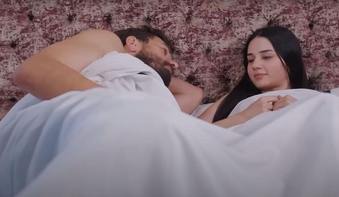 Sila ucieka Alperowi i przyłapuje Kuzeya w łóżku z Bahar.