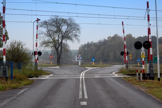 Samochód z trojgiem ludzi zatrzymał się na torach (zdjęcie poglądowe)