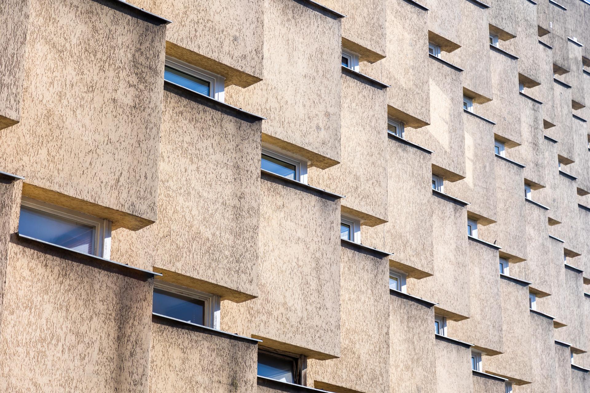 Blok PRL na ul. Koziej 9 - zobacz budynek, który z zmienia się wraz z punktem widzenia