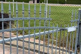 Kęty. Wspinał się po ogrodzeniu i skończył z prętem w nodze. Fatalny finał imprezy nastolatków