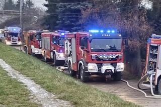 Wielki pożar domu w Glinkach pod Otwockiem. Poparzoną kobietę zabrał śmigłowiec LPR