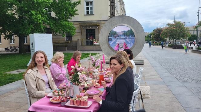 Zjedli posiłek przy wspólnym stole, który był najdłuższy na świecie. Połączył miasta oddalone od siebie o ponad 600 km