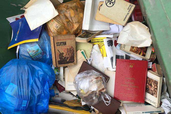 książki wyrzucone na śmietnik w kaliszu