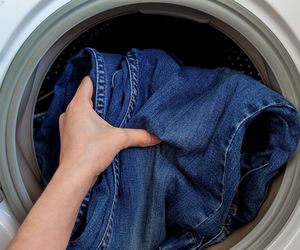 Pani z pralni zdradziła, jak nie prać jeansów, aby zachowały swój wygląd na dłużej. Dzięki temu nie tracą koloru i fasonu. Pranie jeansów w pralce