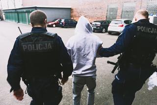 Pobili schorowanego seniora i przygnietli go meblami! Walczy o życie. Koszmar w Zabrzu