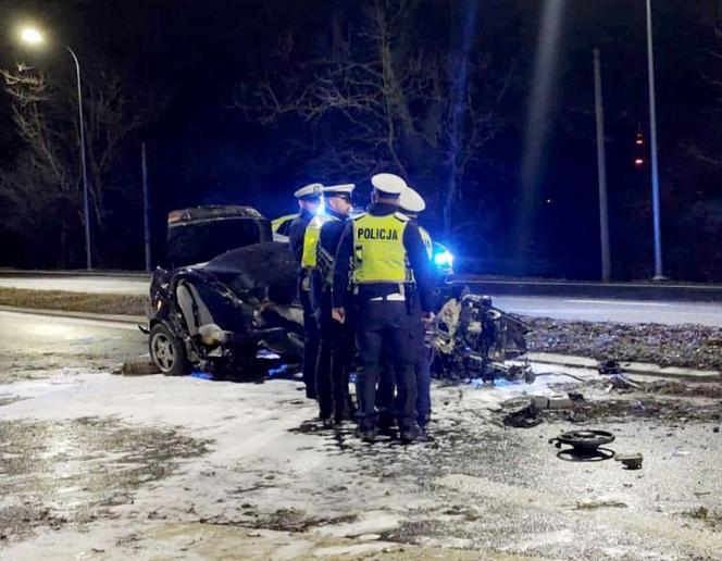 Z BMW została miazga! Zginęła pasażerka. "20-latek stracił panowanie nad autem". Horror w Tychach