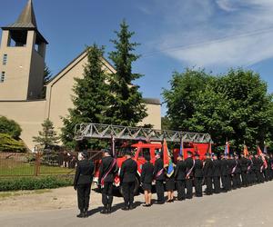 Policjant Arkadiusz zginął tragicznie.  Przez huk salwy na pogrzebie przedarł się łamiący serce szloch