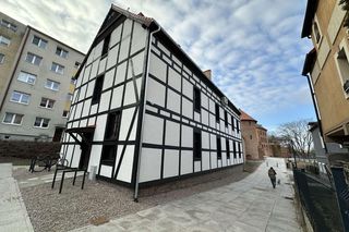 Odrestaurowana baszta i budynek przymurny w Słupsku