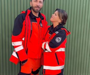 Na sygnale na planie. 6. rocznia ślubu Strzeleckich. Martyna (Monika Mazur), Piotr (Dariusz Wieteska)