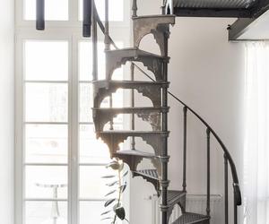 33-metrowe mieszkanie z antresolą. Żeliwne, rzeźbione schody przykuwają wzrok! Zobacz zdjęcia i zainspiruj się
