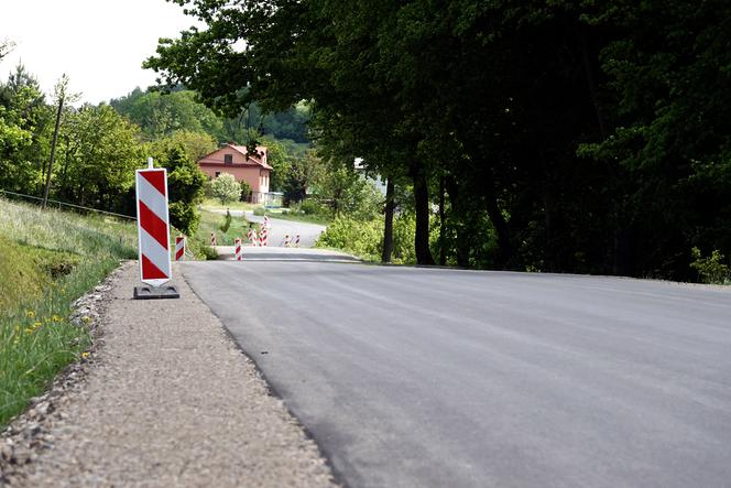 Końvzy się remont  drogi Ropa  - Gródek - Biała Niżna.