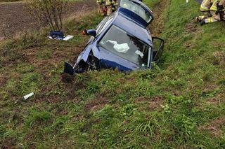 Volkswagen z trójką nastolatków roztrzaskał się na Powiślu Dąbrowskim. Dwie osoby były nietrzeźwe