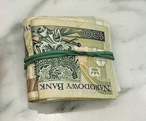 43-latek produkował i sprzedawał duże ilości narkotyków. Przerwali mu rawiccy kryminalni