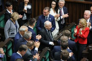 Jarosław Kaczyński z palcem w bandażu