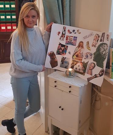 Anna Małek ze swoją mapą marzeń - stworzoną podczas warsztatów w Ploteczkarni