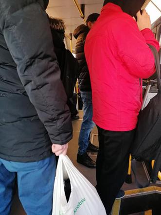 Tłok w autobusach i tramwajach w Warszawie