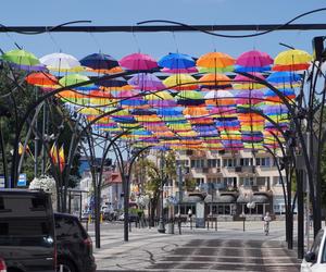 Kolorowe parasolki nad ulicą Kilińskiego w Białymstoku