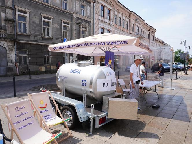 Tarnów walczy z falą upałów. Na ulicach rozdawana jest woda, stanęły również kurtyny wodne