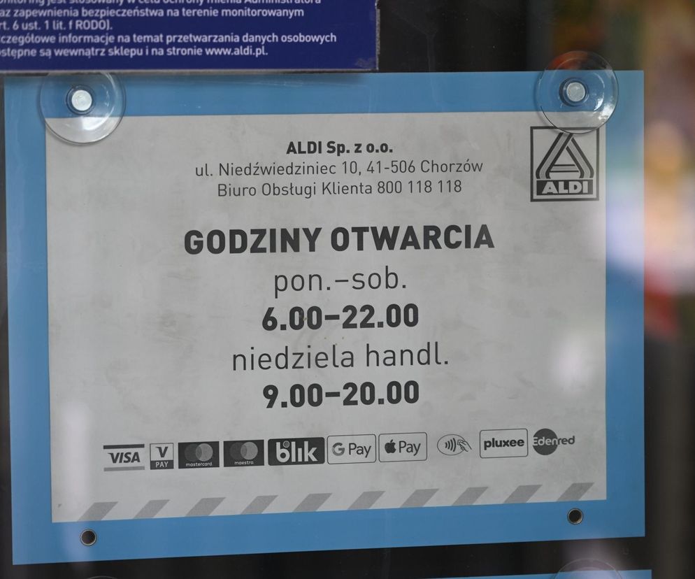 Informacja o godzinach otwarcia sklepu ALDI, w tym niedzielach handlowych, przyczepiona do szyby, wskazująca, że w nadchodzący długi weekend (1-2 listopada) większość sklepów będzie zamknięta z powodu Wszystkich Świętych i niedzieli niehandlowej. Więcej na ten temat przeczytasz na Super Biznes.