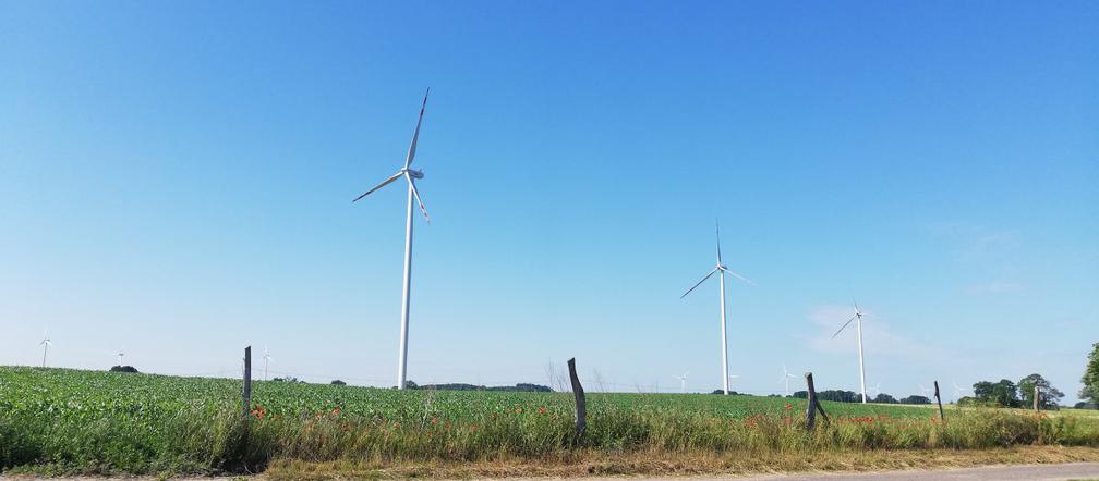 Coraz więcej odnawialnych źródeł energii w Polsce. PGE otwiera kolejne farmy wiatrowe 