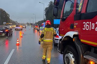 Karambol na zjeździe do centrum Tarnowa. Zderzyło się pięć samochodów, są ranni