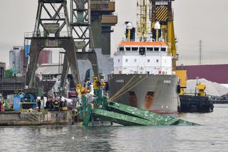 W Gdańsku dźwig stoczniowy runął do wody