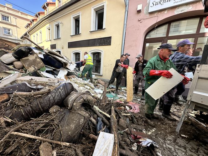 Mieszkańcy Kłodzka i Stronia Śląskiego rozpoczęli wielkie sprzątanie. Chcą zwalczyć skutki powodzi