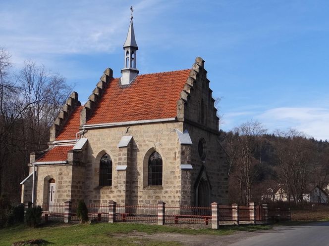 To jedna z najpiękniejszych małopolskich wsi. Kiedyś należała do zakonnic 