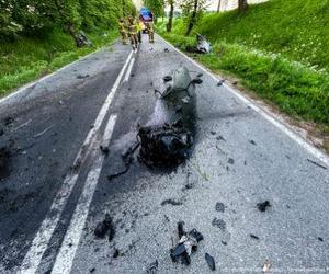 Tragiczny wypadek pod Węgorzewem. Samochód rozpadł się na pół. Kierowca zginął na miejscu