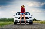 Lena i Ford Mustang Convertible