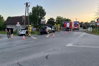 Małopolskie. Jeden zuchwale wymusił pierwszeństwo, drugi do połowy skasował auto na betonowym moście