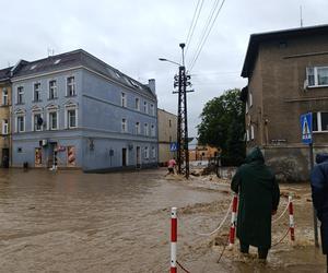 Zagrożenie powodziowe. Głuchołazy. Woda przelała się przez wały. Zalewa miasto