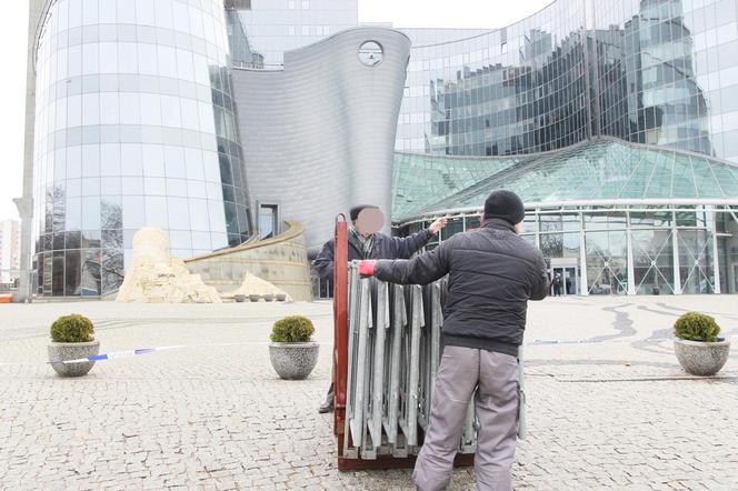 Siedziba TVP jak twierdza. Ustawiają barierki, szykują się na protesty