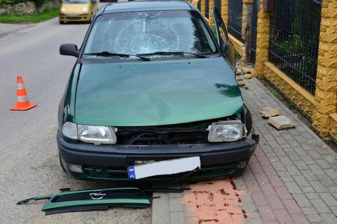 Mielec: Senior wjechał na chodnik i potrącił pieszego